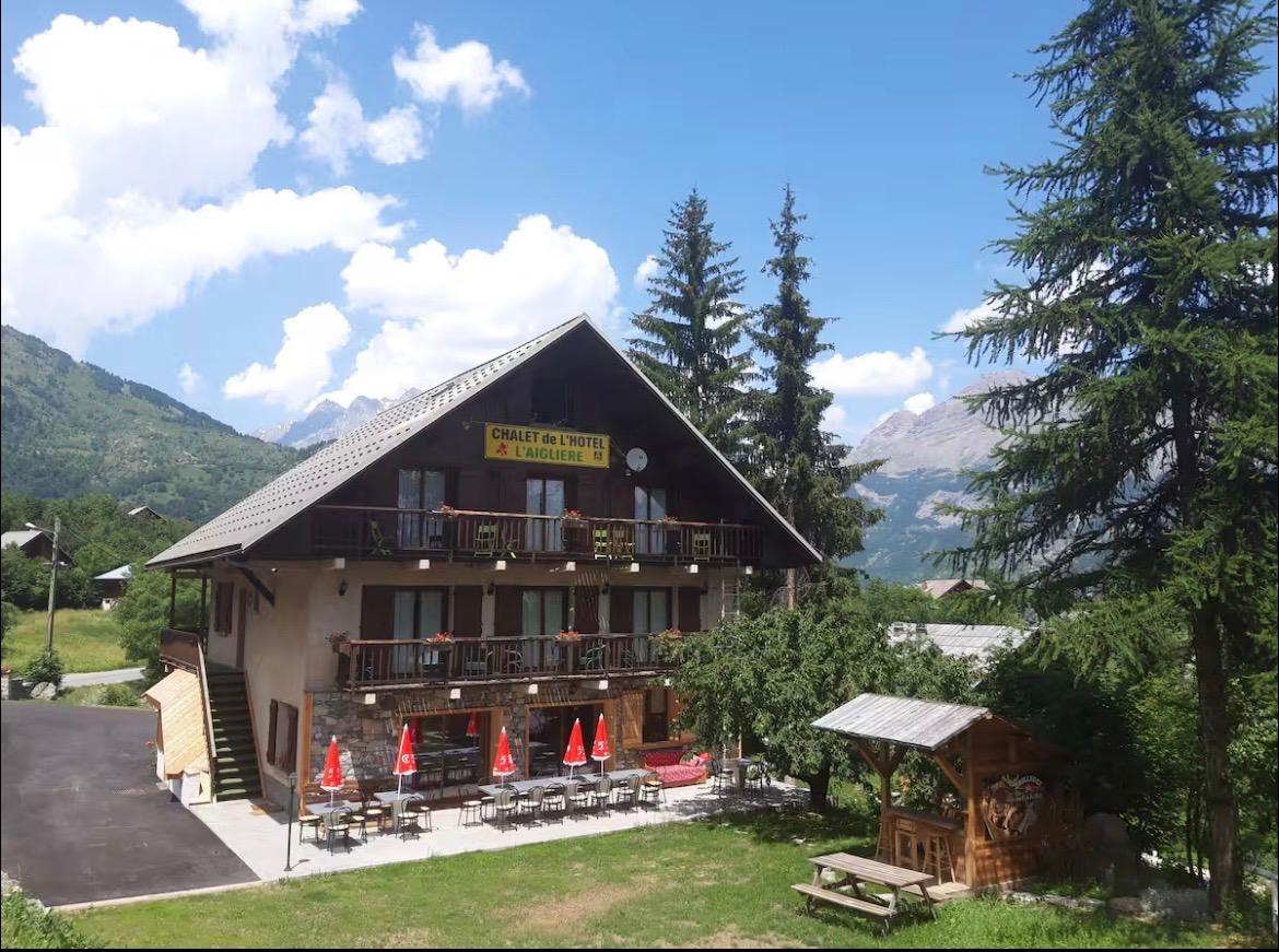 Le chalet ENTREUPOTES en plein jour, environnement de l'immersion